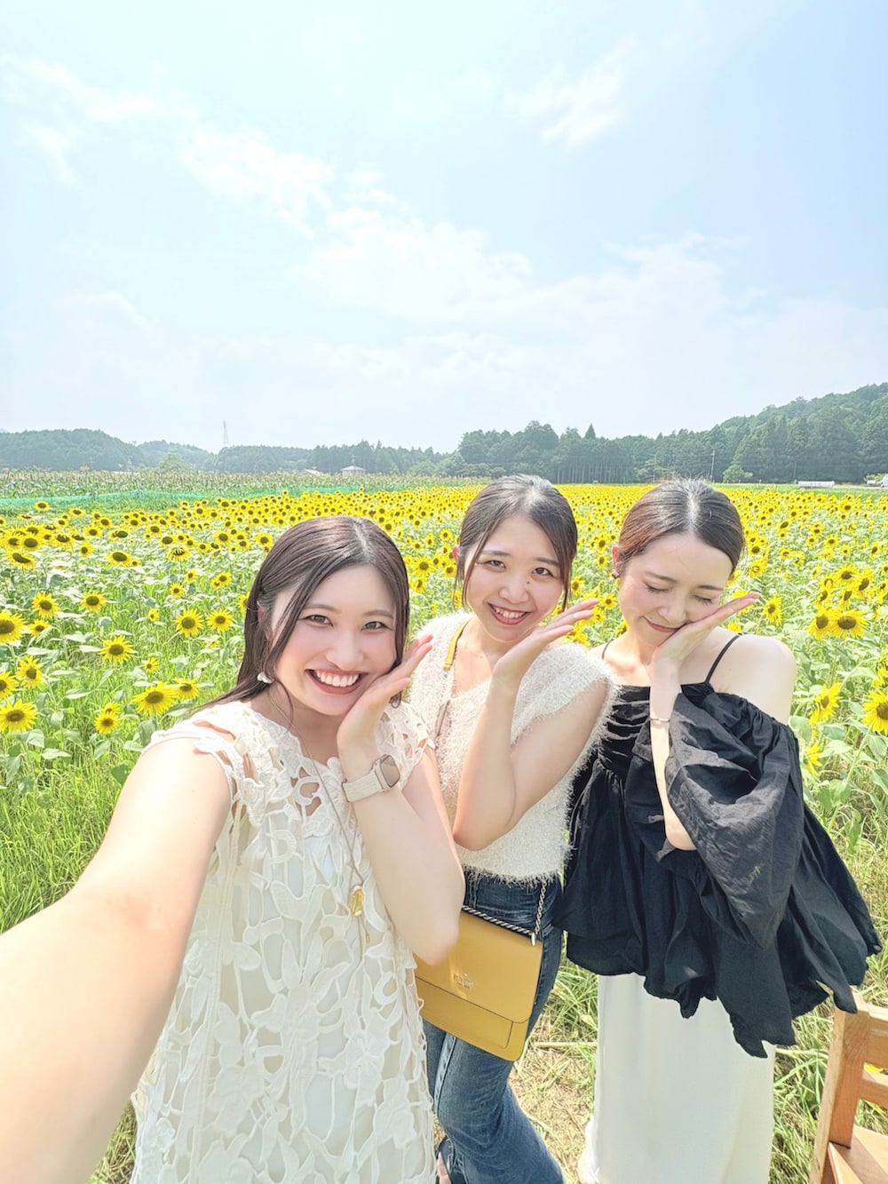 ホワイト系のワンピース/ドレスを着用したレディースの夏コーディネートの2枚目の写真
