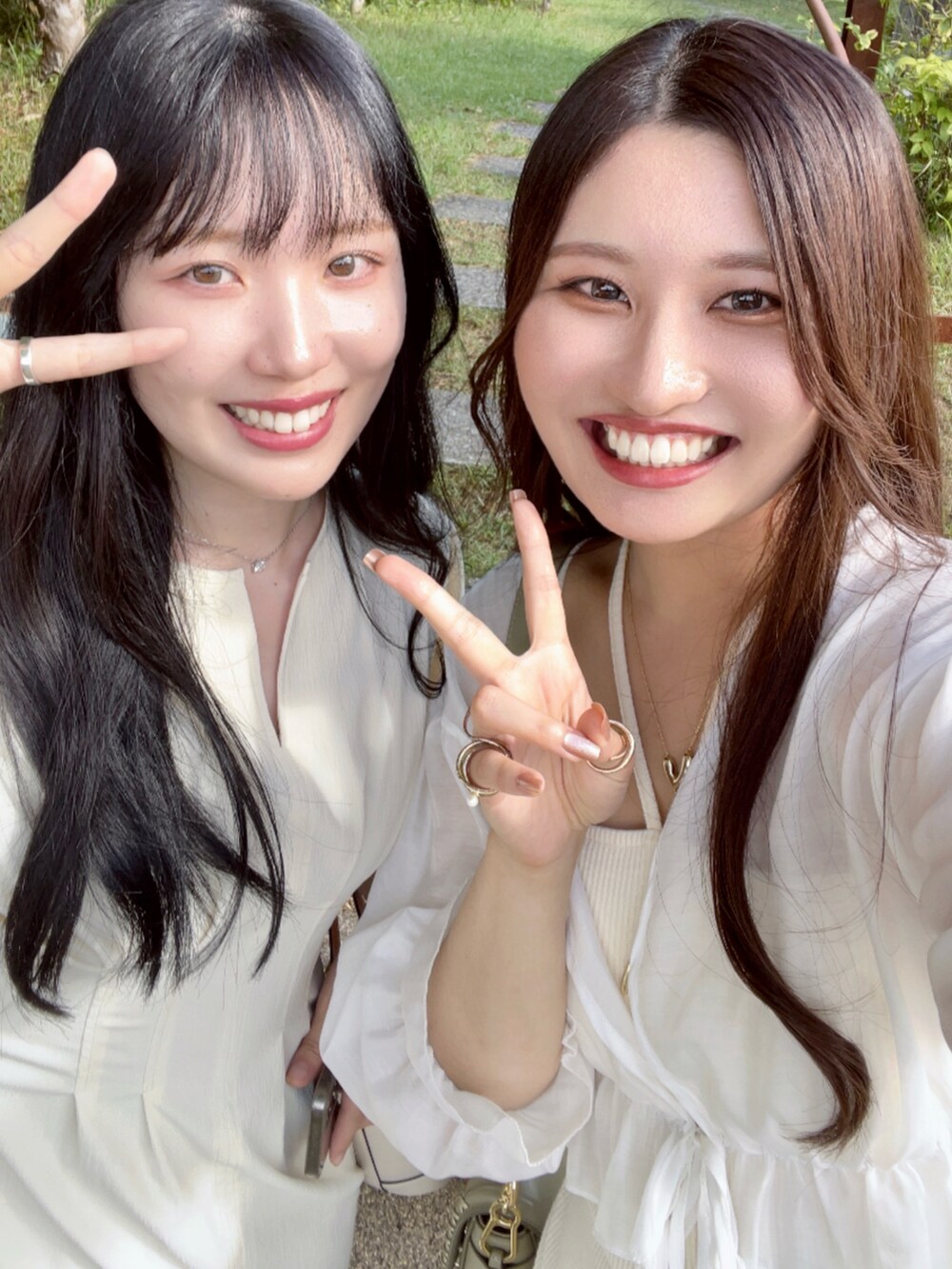 ホワイト系のワンピース、ホワイト系のトップスを着用したレディースの夏コーディネートの3枚目の写真