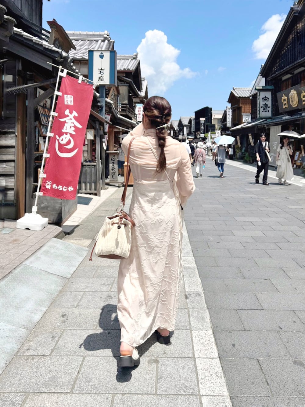 ホワイト系のTシャツ/カットソー、ベージュ系のワンピース、ゴールド系のネックレスを着用したレディースの夏コーディネートの3枚目の写真