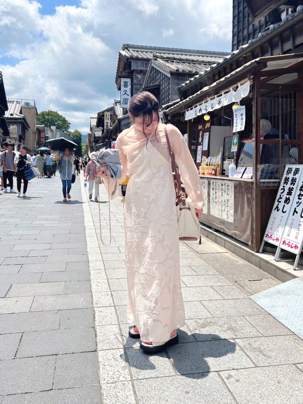 ホワイト系のTシャツ/カットソー、ベージュ系のワンピース、ゴールド系のネックレスを着用したレディースの夏コーディネートの2枚目の写真