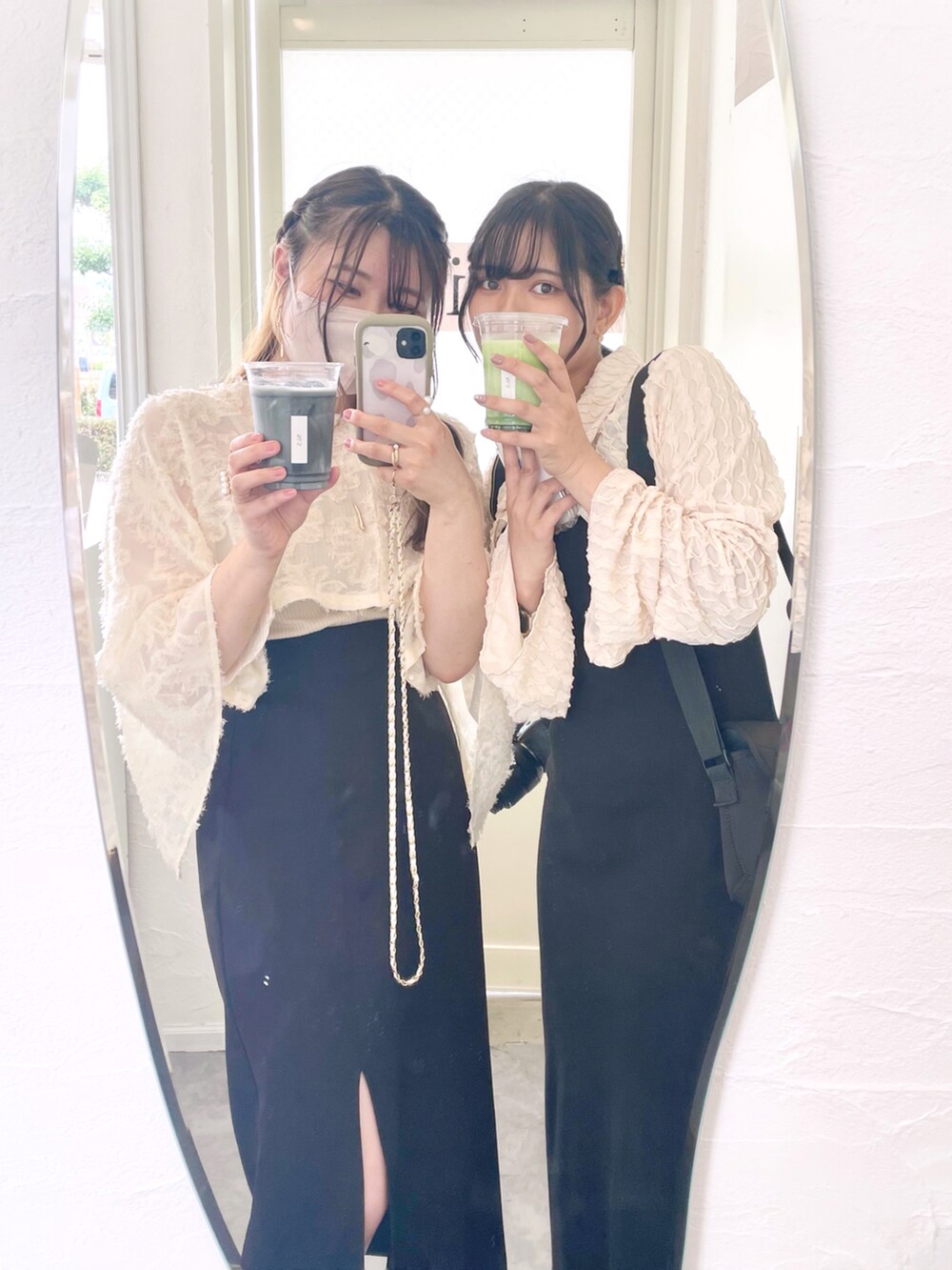 ホワイト系のシャツ/ブラウス、ベージュ系のタンクトップ、ブラック系のスカートを着用したレディースの夏コーディネートの4枚目の写真