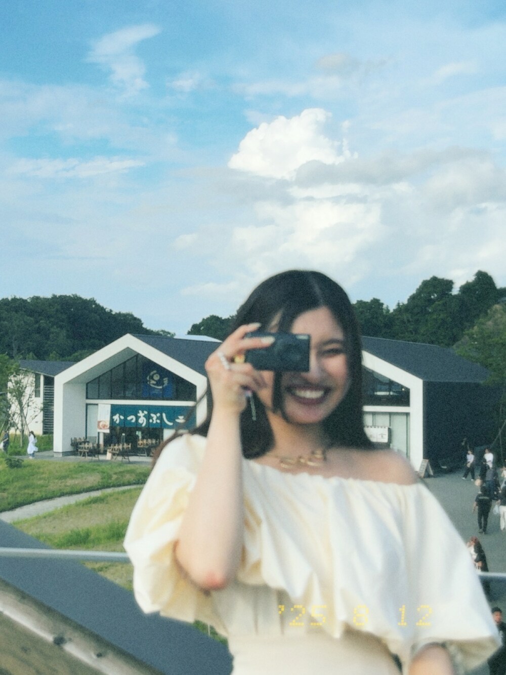 ベージュ系のシャツ/ブラウス、ホワイト系のスカート、ホワイト系のトートバッグを着用したレディースの夏コーディネートの4枚目の写真