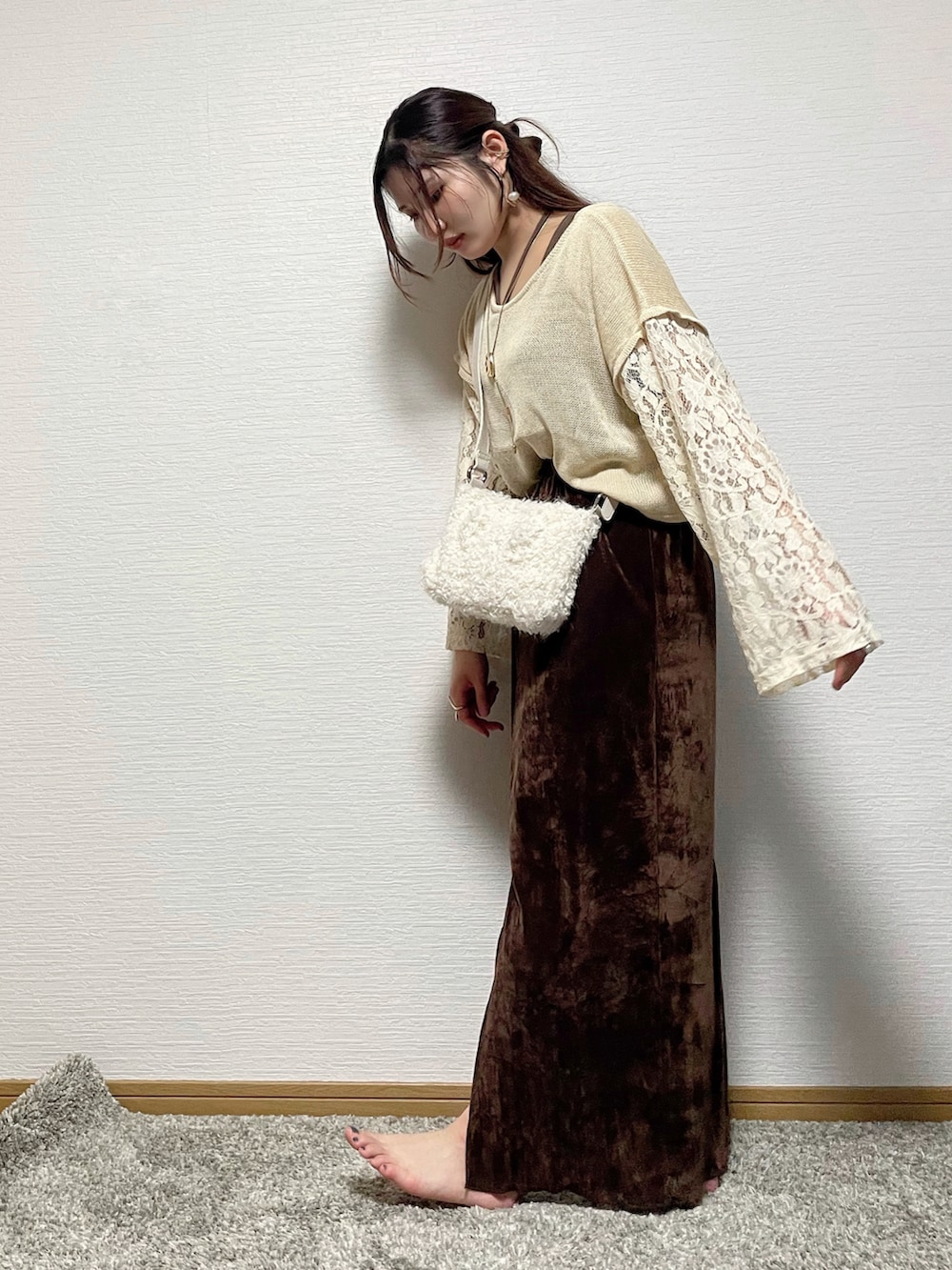 ベージュ系のニット/セーター、ホワイト系のショルダーバッグ、ブラウン系のスカートを着用したレディースの秋コーディネートの3枚目の写真