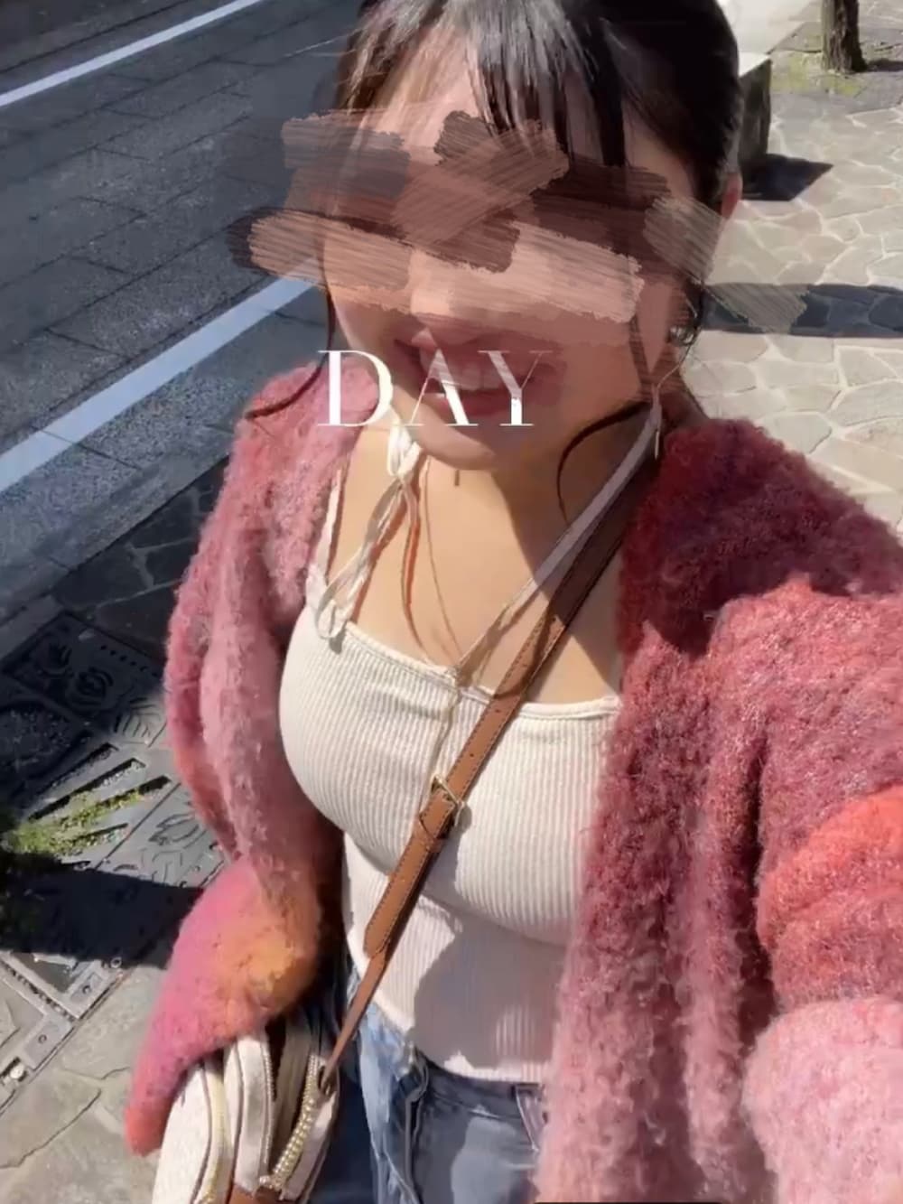 ピンク系のカーディガン/ボレロ、ブルー系のデニムパンツ、ベージュ系のキャミソールを着用したレディースの春コーディネートの2枚目の写真