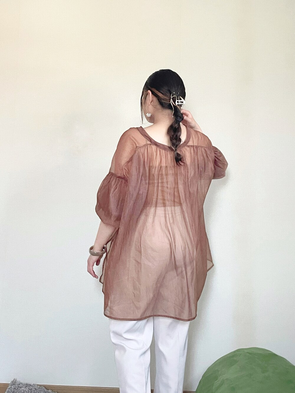 ブラウン系のシャツ/ブラウス、ホワイト系のその他パンツを着用したレディースの春コーディネートの2枚目の写真