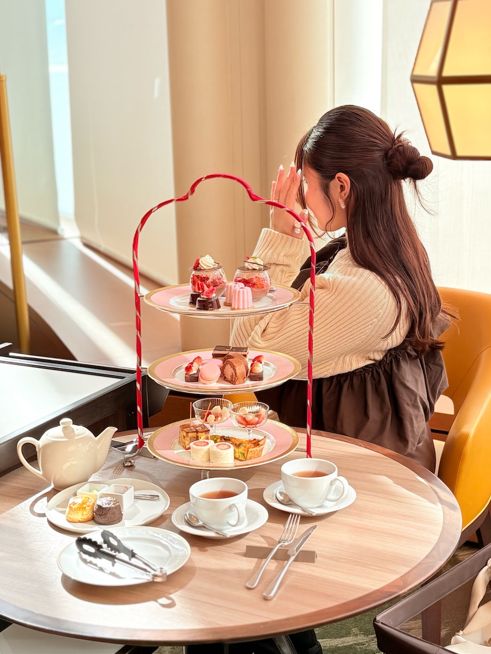 ブラウン系のその他トップス、ブラウン系のその他パンツ、ベージュ系のトップスを着用したレディースの冬コーディネートの2枚目の写真