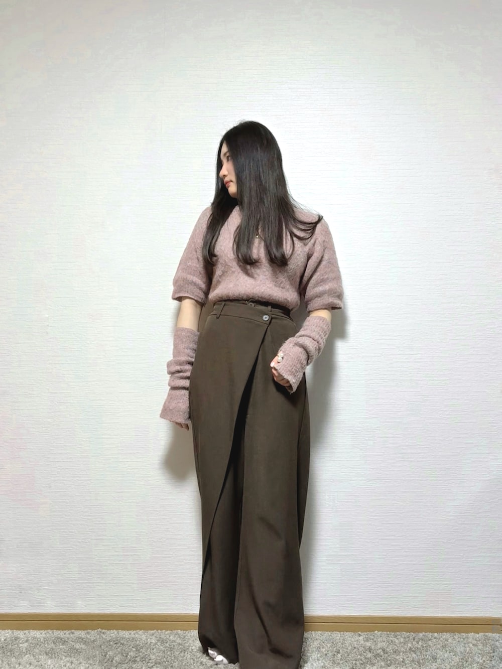 ブラウン系のテーラードジャケット、ブラウン系のパンツ、ブラウン系のバレエシューズを着用したレディースの春コーディネートの4枚目の写真