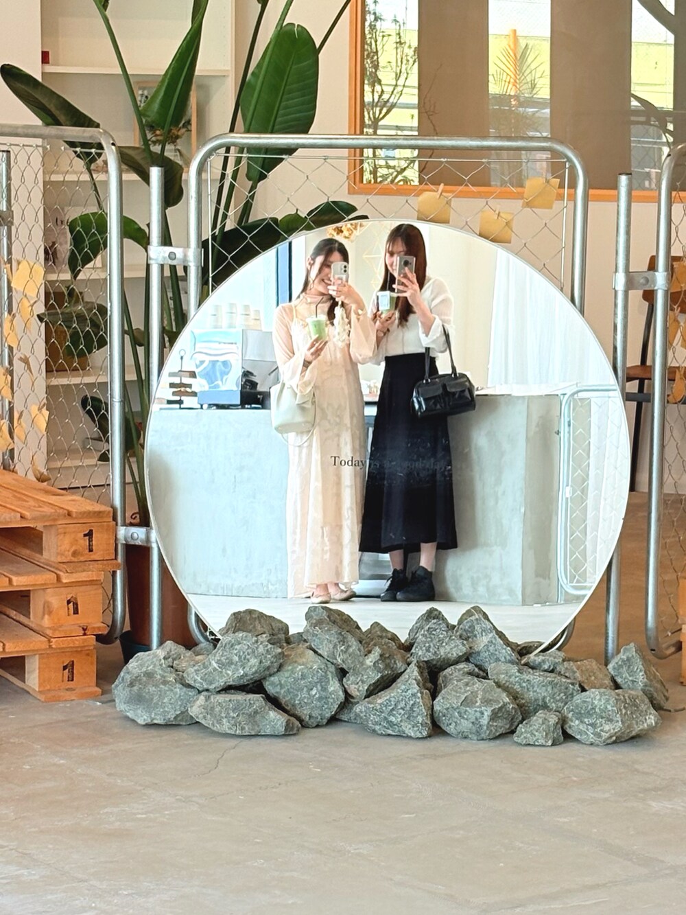 ホワイト系のタンクトップ、ホワイト系のTシャツ/カットソー、ベージュ系のワンピースを着用したレディースの春コーディネートの3枚目の写真