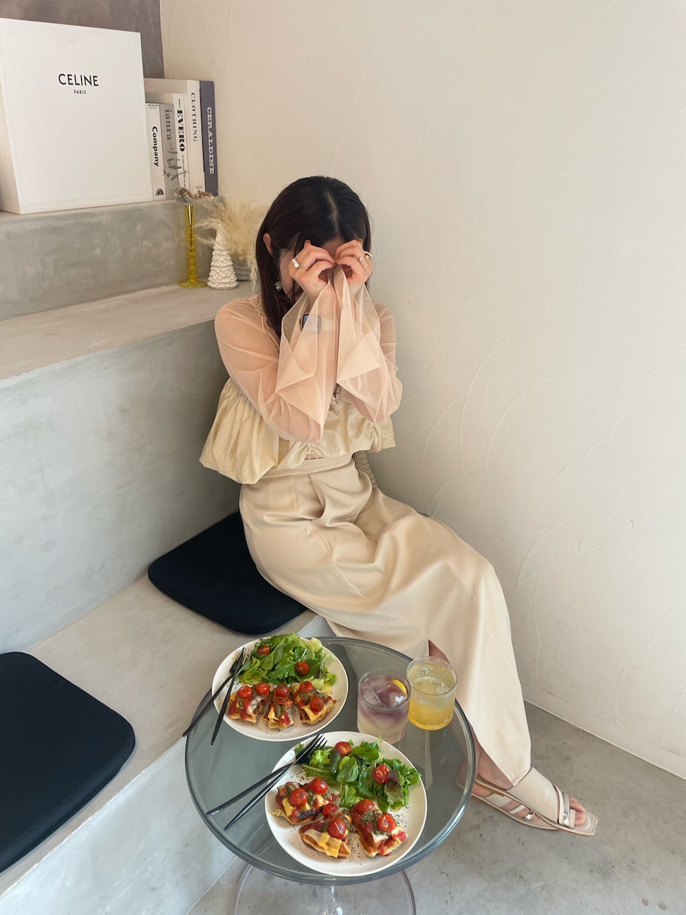 ベージュ系のその他トップス、ベージュ系のタンクトップ、ホワイト系のTシャツ/カットソーを着用したレディースの夏コーディネートの3枚目の写真