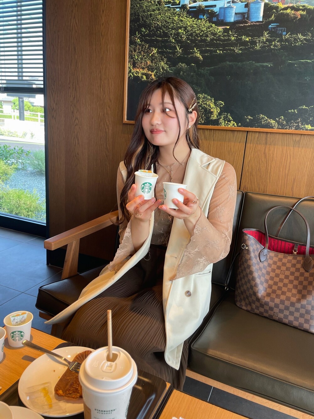 ブラウン系のスカート、ベージュ系のシャツ/ブラウス、ブラウン系のキャミソールを着用したレディースの秋コーディネートの3枚目の写真