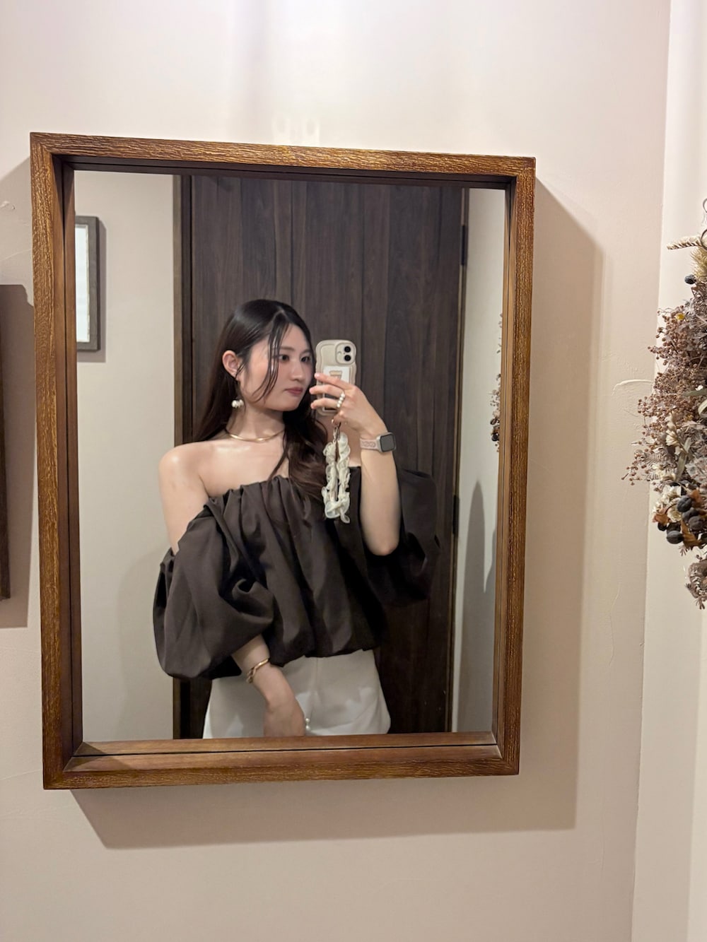 ブラウン系のシャツ/ブラウス、ホワイト系のパンツを着用したレディースの夏コーディネートの2枚目の写真