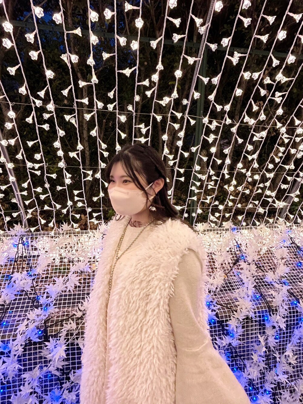 ホワイト系のベスト、ベージュ系のワンピース、ベージュ系のショルダーバッグを着用したレディースの春コーディネートの4枚目の写真