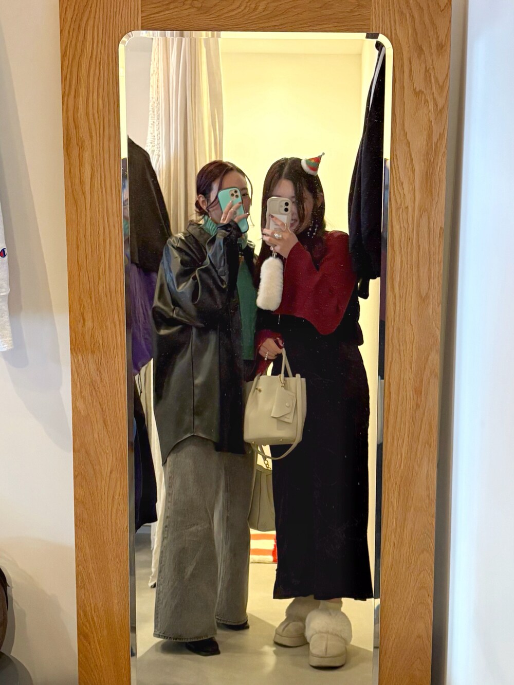 レッド系のニット/セーター、ブラック系のスカート、ホワイト系のスリッポンを着用したレディースの冬コーディネートの5枚目の写真