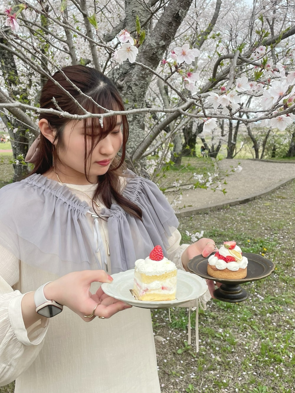 グレー系のシャツ/ブラウス、ホワイト系のワンピース、ベージュ系のその他パンツを着用したレディースの春コーディネートの3枚目の写真