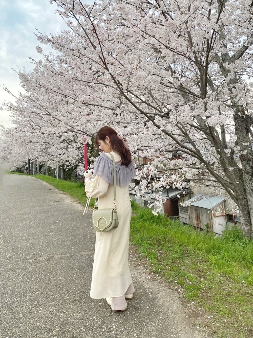 グレー系のシャツ/ブラウス、ホワイト系のワンピース、ベージュ系のその他パンツを着用したレディースの春コーディネートの2枚目の写真