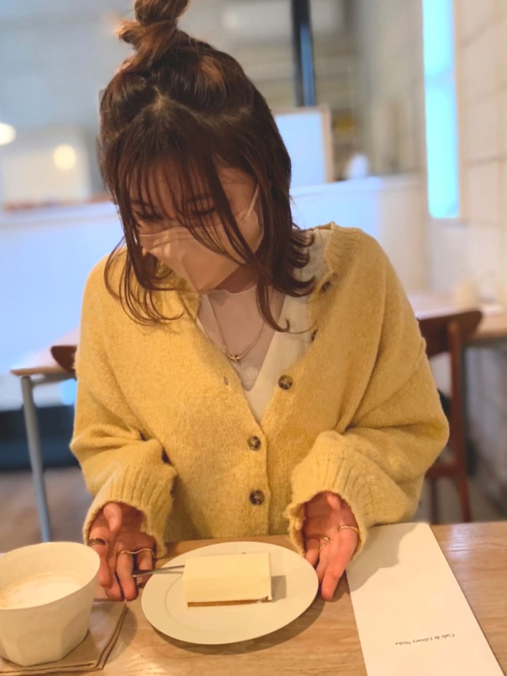 ホワイト系のワンピース、ホワイト系のショルダーバッグを着用したレディースの春コーディネートの2枚目の写真