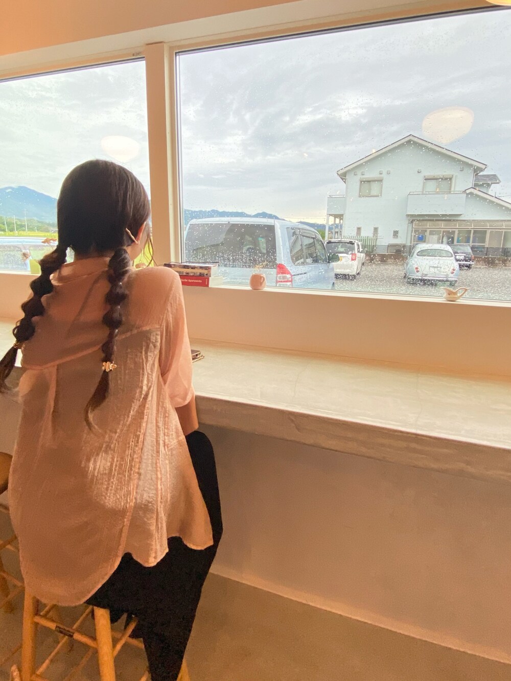 オレンジ系のシャツ/ブラウス、ブラック系のワンピース、ゴールド系のネックレスを着用したレディースの秋コーディネートの3枚目の写真