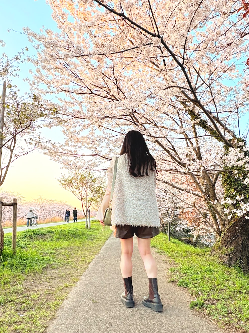 ホワイト系のニット/セーター、ホワイト系のベスト、ブラウン系のその他パンツを着用したレディースの春コーディネートの3枚目の写真