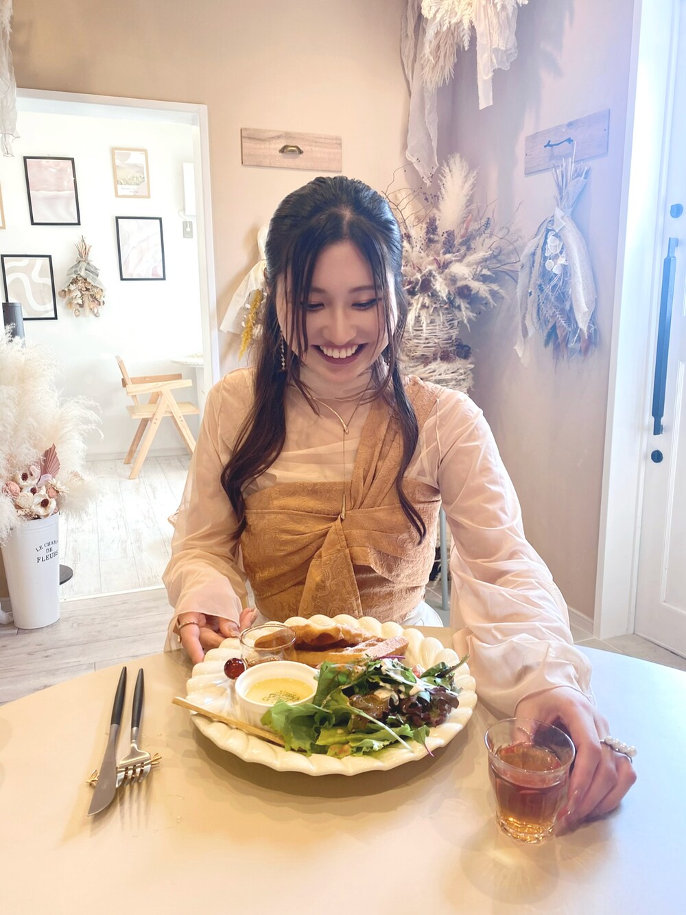 ホワイト系のTシャツ/カットソー、イエロー系のシャツ/ブラウス、ホワイト系のスカートを着用したレディースの秋コーディネートの4枚目の写真