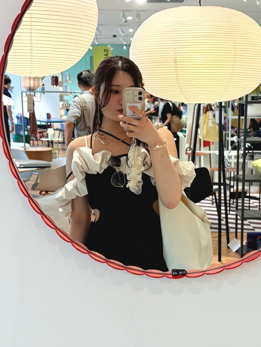 ベージュ系のワンピース、ブラック系のワンピース、ホワイト系のトートバッグを着用したレディースの夏コーディネートの2枚目の写真