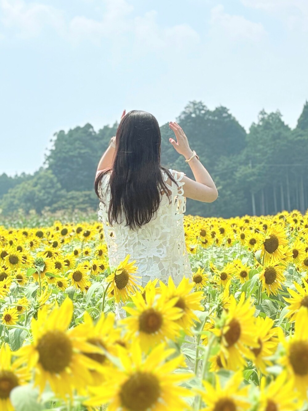 ホワイト系のワンピース/ドレスを着用したレディースの夏コーディネートの3枚目の写真