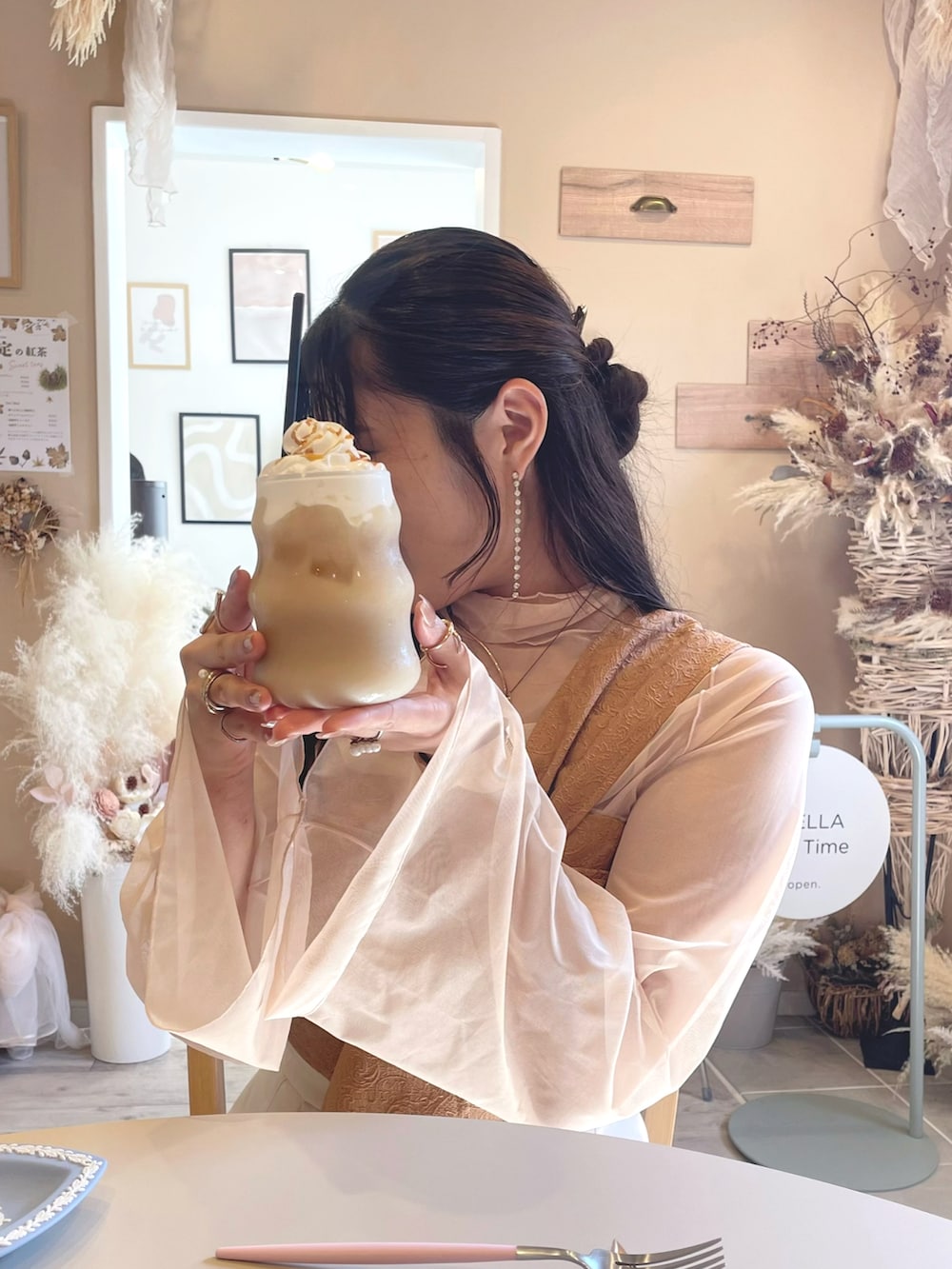 ホワイト系のTシャツ/カットソー、イエロー系のシャツ/ブラウス、ホワイト系のスカートを着用したレディースの秋コーディネートの3枚目の写真