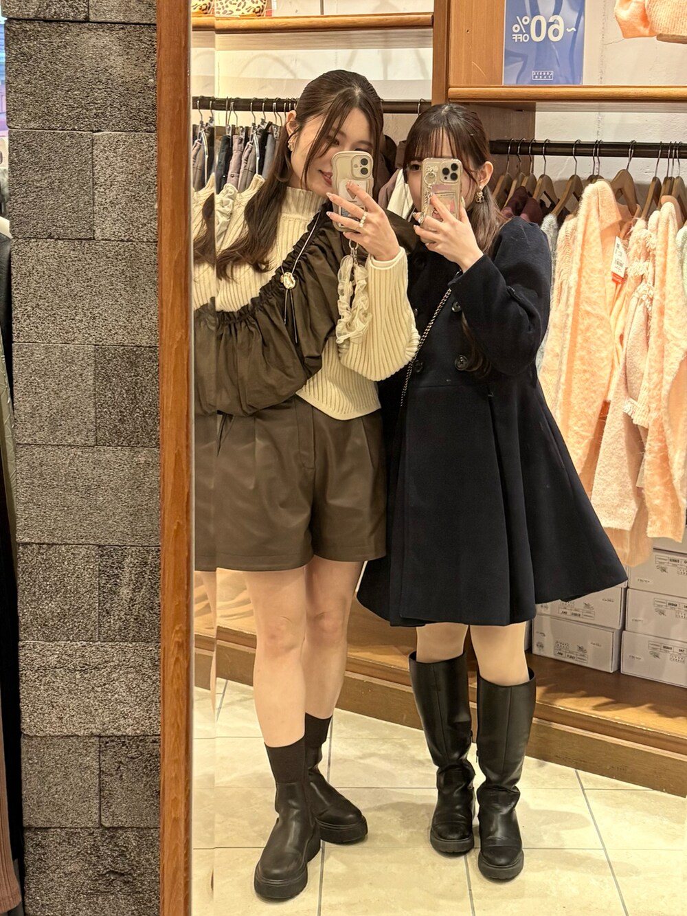 ブラウン系のその他トップス、ブラウン系のその他パンツ、ベージュ系のトップスを着用したレディースの冬コーディネートの4枚目の写真