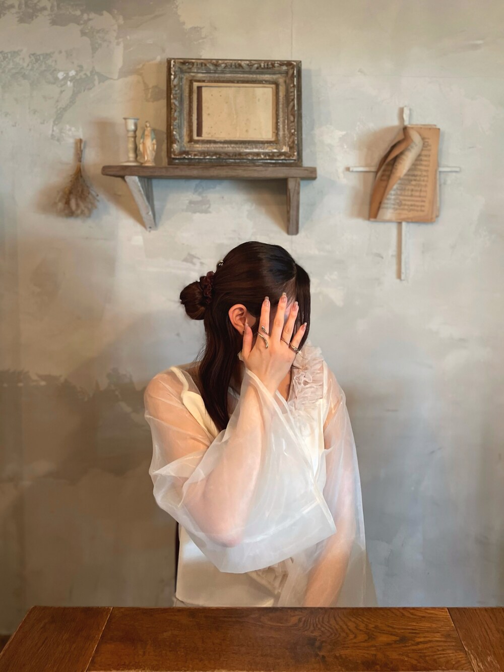 ベージュ系のシャツ/ブラウス、ホワイト系のスカート、ブラウン系のアイシャドウを着用したレディースの秋コーディネートの4枚目の写真