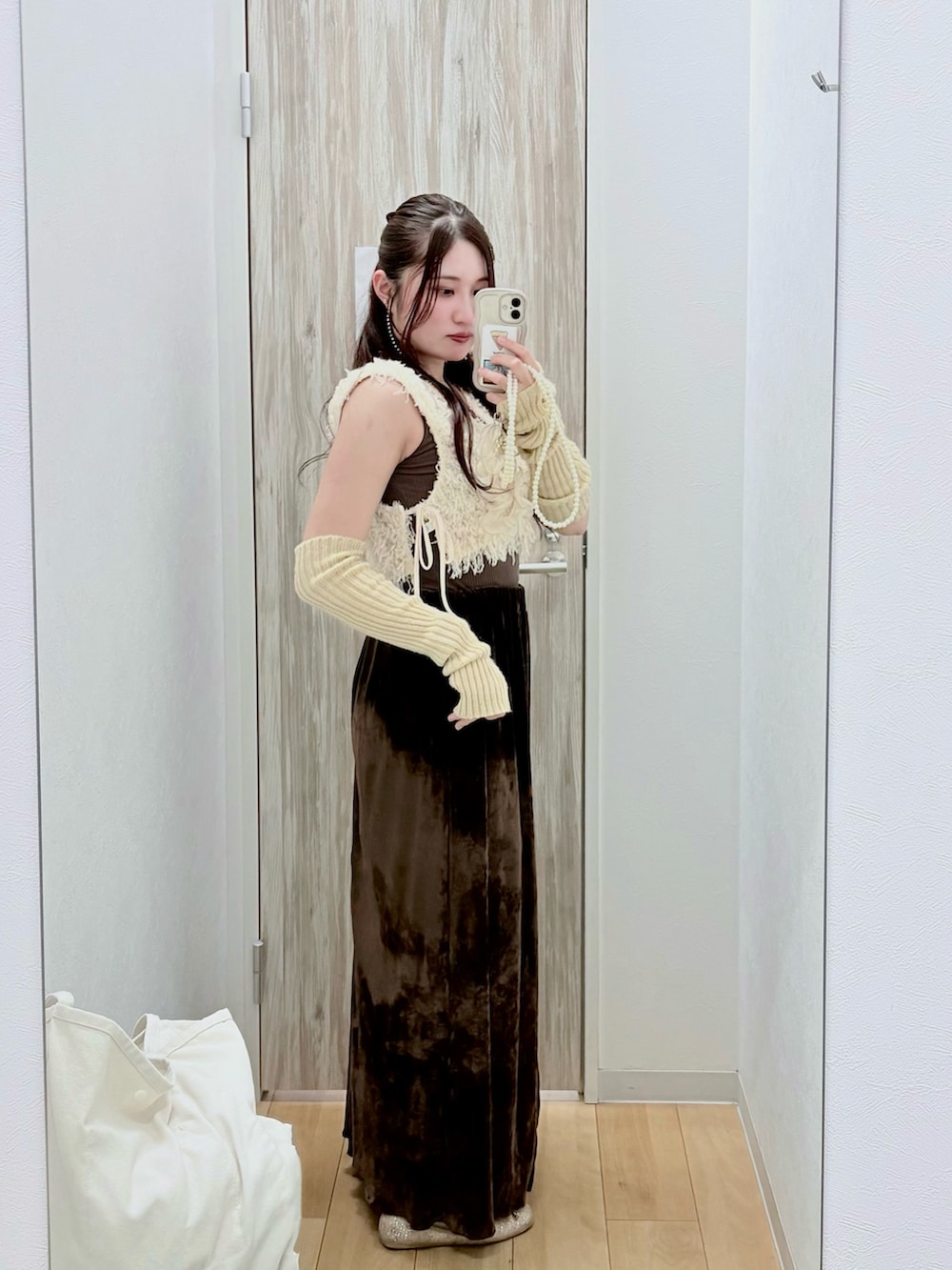 ベージュ系のワンピース、ブラウン系のスカート、ゴールド系のバレエシューズを着用したレディースの秋コーディネートの3枚目の写真