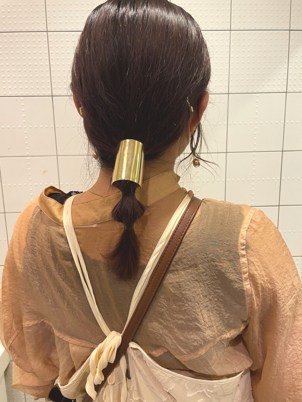 オレンジ系のシャツ/ブラウス、ベージュ系のワンピース、ホワイト系のワンピースを着用したレディースの夏コーディネートの4枚目の写真