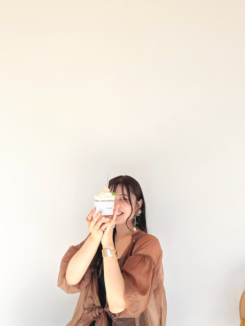 ブラウン系のシャツ/ブラウス、ブラック系のスカートを着用したレディースの夏コーディネートの3枚目の写真