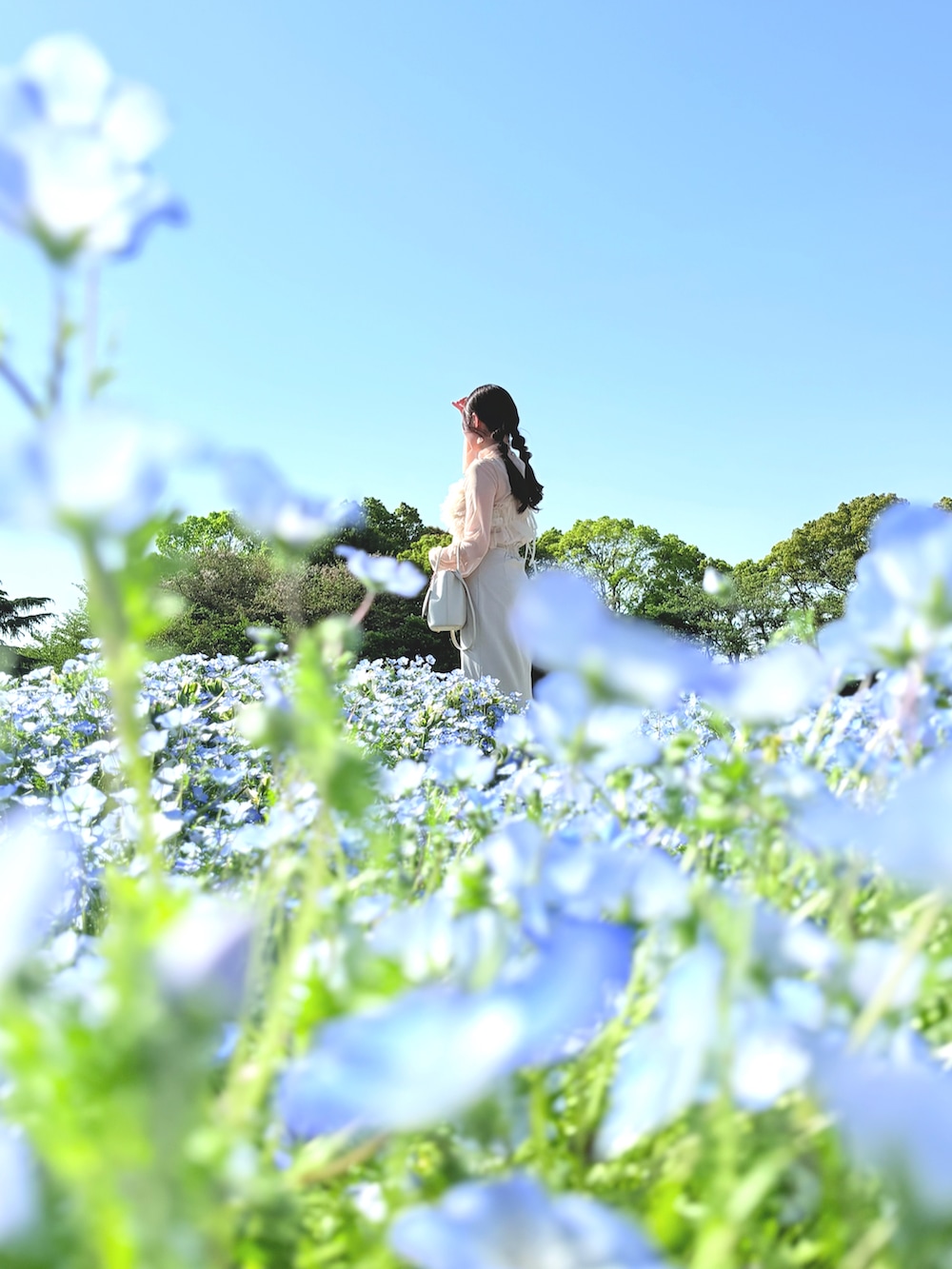 ベージュ系のキャミソール、ホワイト系のTシャツ/カットソー、ベージュ系のタンクトップを着用したレディースの春コーディネートの2枚目の写真