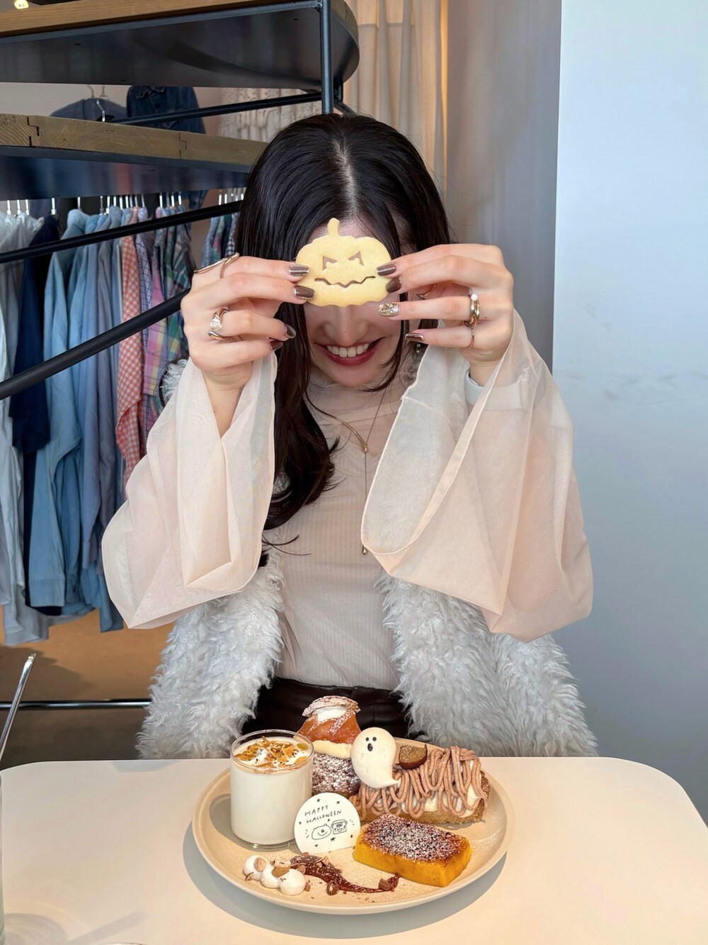 ホワイト系のTシャツ/カットソー、ホワイト系のベスト、ブラウン系のその他パンツを着用したレディースの秋コーディネートの3枚目の写真