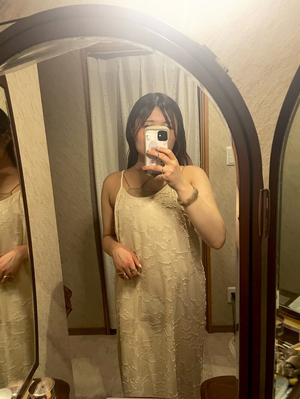 ベージュ系のワンピース、ブラウン系のシャツ/ブラウス、ブラウン系のブレスレットを着用したレディースの夏コーディネートの3枚目の写真