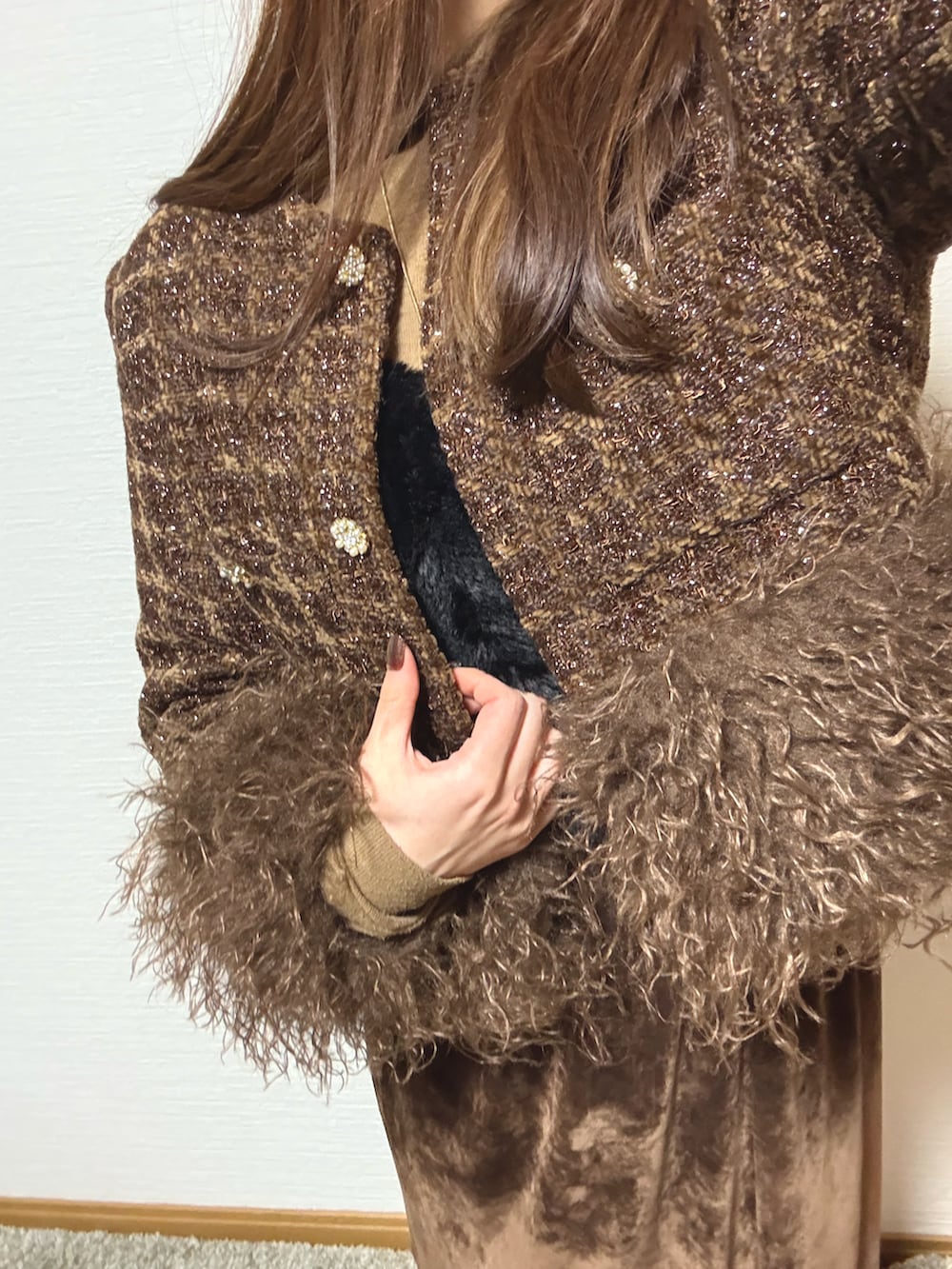 ブラウン系のスカート、ブラウン系のジャケット/アウター、ブラウン系のブーツを着用したレディースの冬コーディネートの5枚目の写真