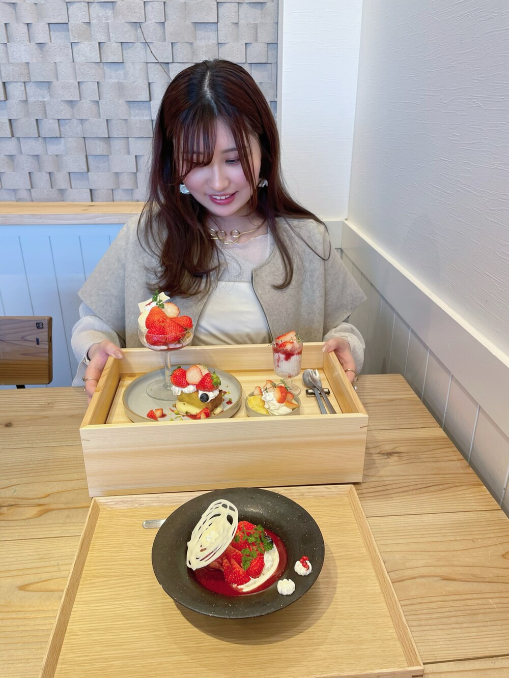 ベージュ系のトップス、ベージュ系のスカート、ベージュ系のタンクトップを着用したレディースの春コーディネートの4枚目の写真