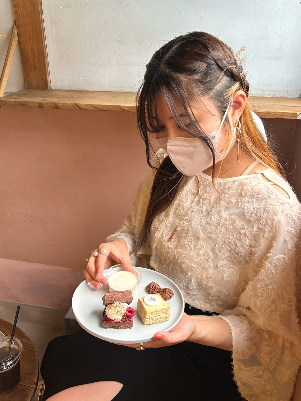 ホワイト系のシャツ/ブラウス、ベージュ系のタンクトップ、ブラック系のスカートを着用したレディースの夏コーディネートの2枚目の写真