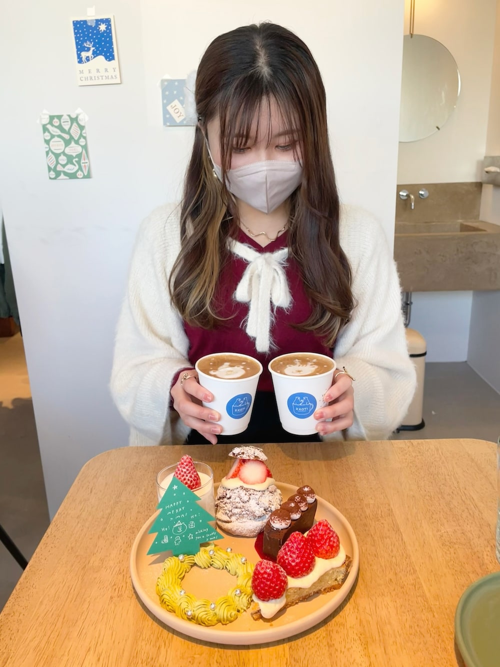 ホワイト系のニット/セーター、ブラック系のスカート、ホワイト系のスリッポンを着用したレディースの冬コーディネートの2枚目の写真