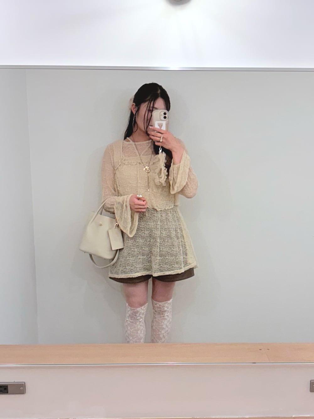 ベージュ系のTシャツ/カットソー、ブラウン系のその他パンツ、ゴールド系のバレエシューズを着用したレディースの春コーディネートの2枚目の写真