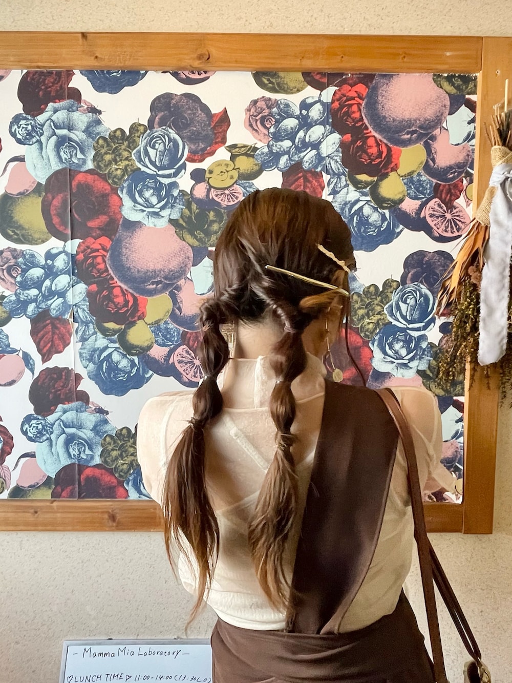 ホワイト系のTシャツ/カットソー、ベージュ系のタンクトップ、ブラウン系のスカートを着用したレディースの秋コーディネートの4枚目の写真