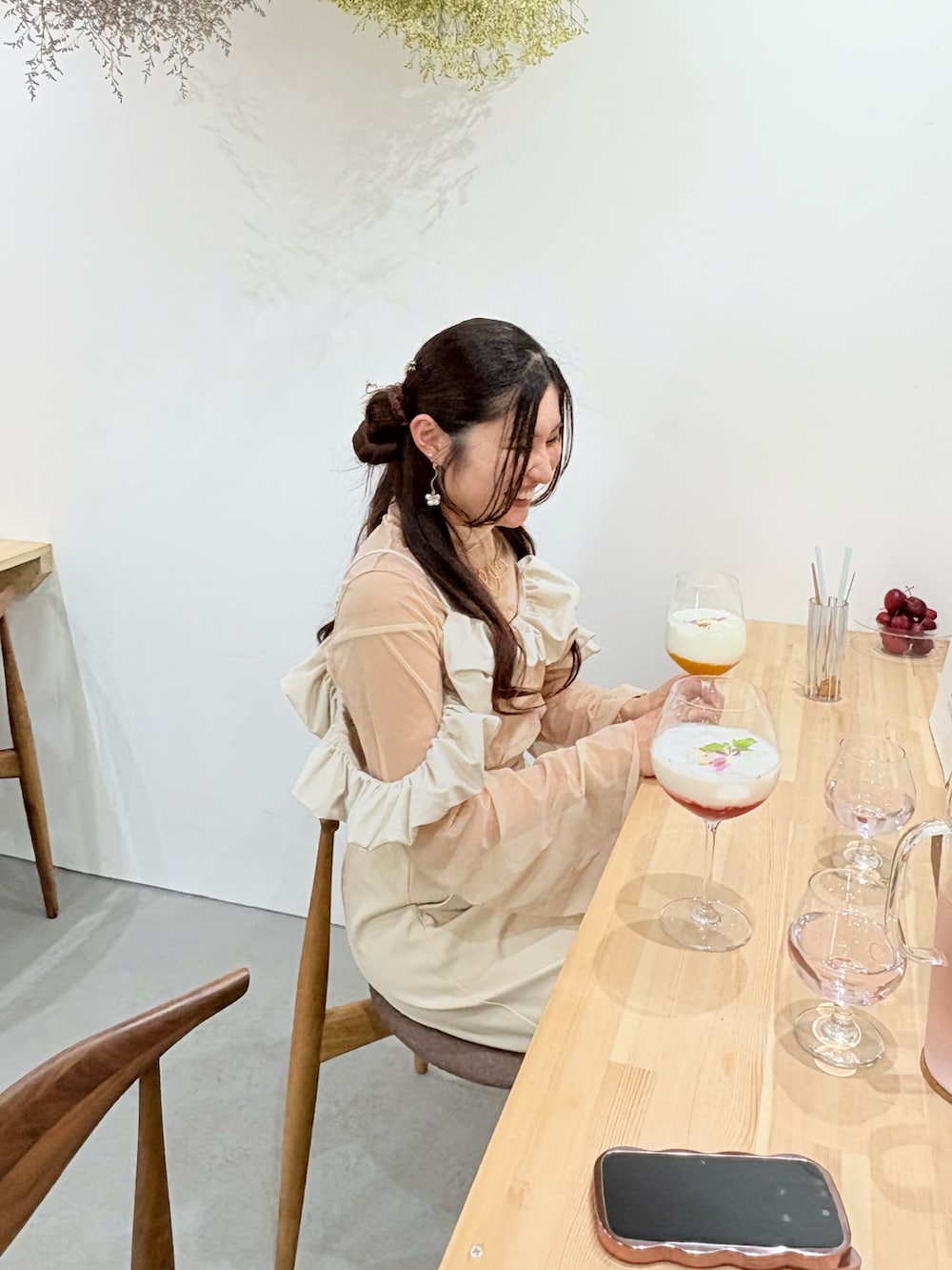 ホワイト系のスカート、ホワイト系のTシャツ/カットソー、ベージュ系のワンピースを着用したレディースの秋コーディネートの2枚目の写真