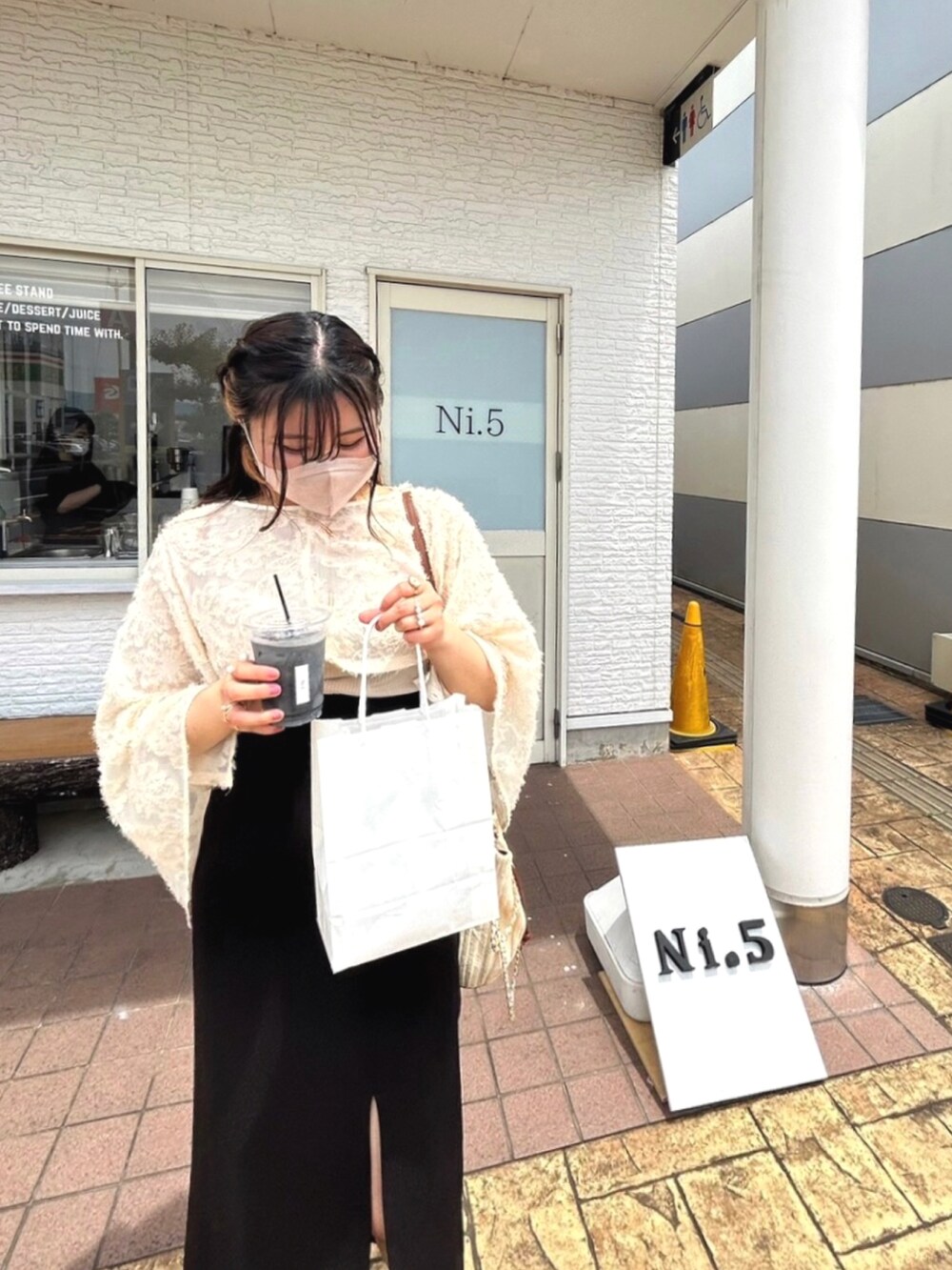 ホワイト系のシャツ/ブラウス、ベージュ系のタンクトップ、ブラック系のスカートを着用したレディースの夏コーディネートの3枚目の写真