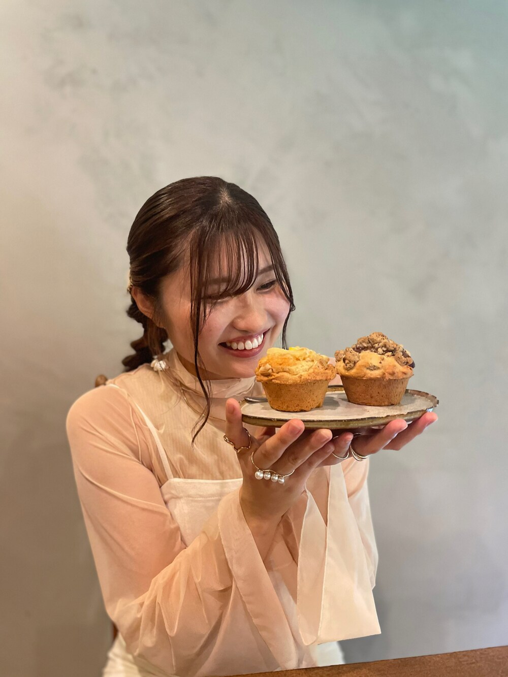 ホワイト系のTシャツ/カットソー、ホワイト系のワンピースを着用したレディースの夏コーディネートの2枚目の写真