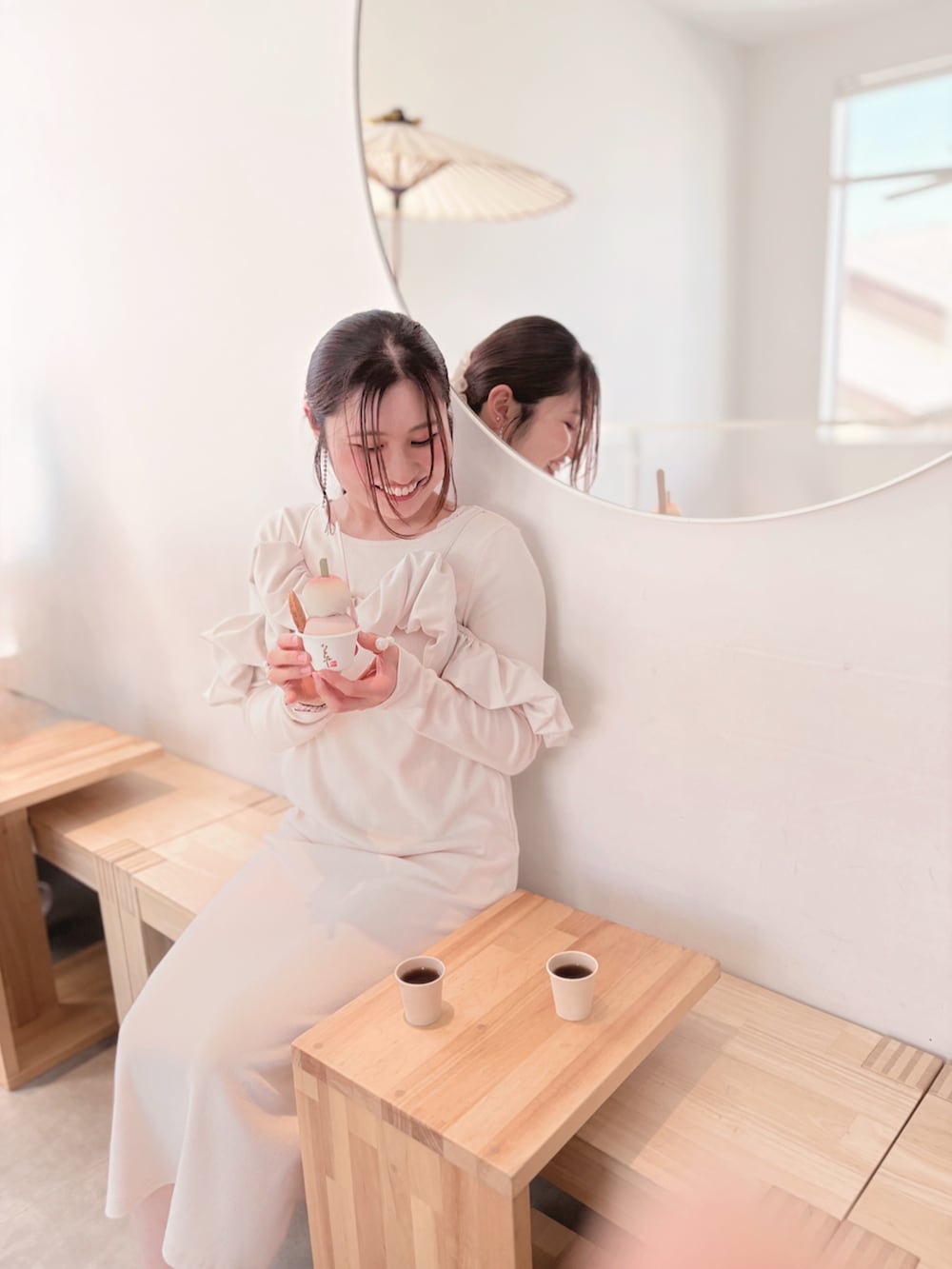 ベージュ系のワンピース、ゴールド系のバレエシューズ、ベージュ系のワンピースを着用したレディースの春コーディネートの4枚目の写真