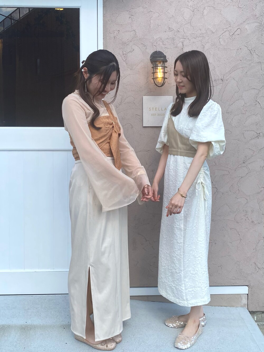 ホワイト系のTシャツ/カットソー、イエロー系のシャツ/ブラウス、ホワイト系のスカートを着用したレディースの秋コーディネートの2枚目の写真