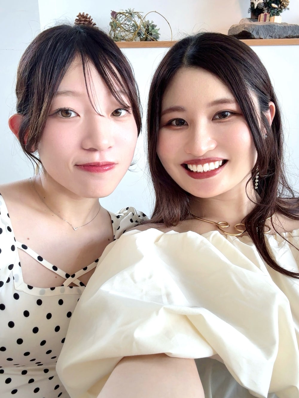 ベージュ系のシャツ/ブラウス、ホワイト系のスカート、ホワイト系のトートバッグを着用したレディースの夏コーディネートの5枚目の写真