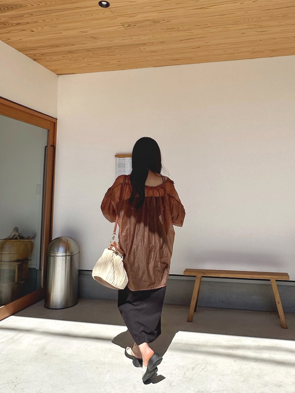 ブラウン系のシャツ/ブラウス、ブラック系のスカートを着用したレディースの夏コーディネートの4枚目の写真