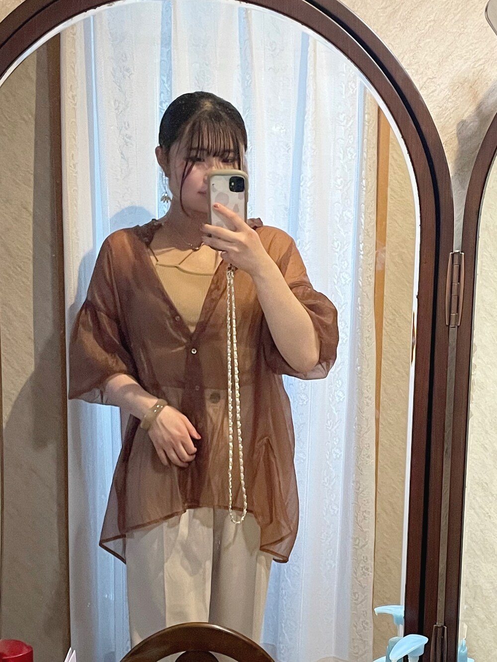 ブラウン系のシャツ/ブラウス、ホワイト系のその他パンツを着用したレディースの春コーディネートの3枚目の写真