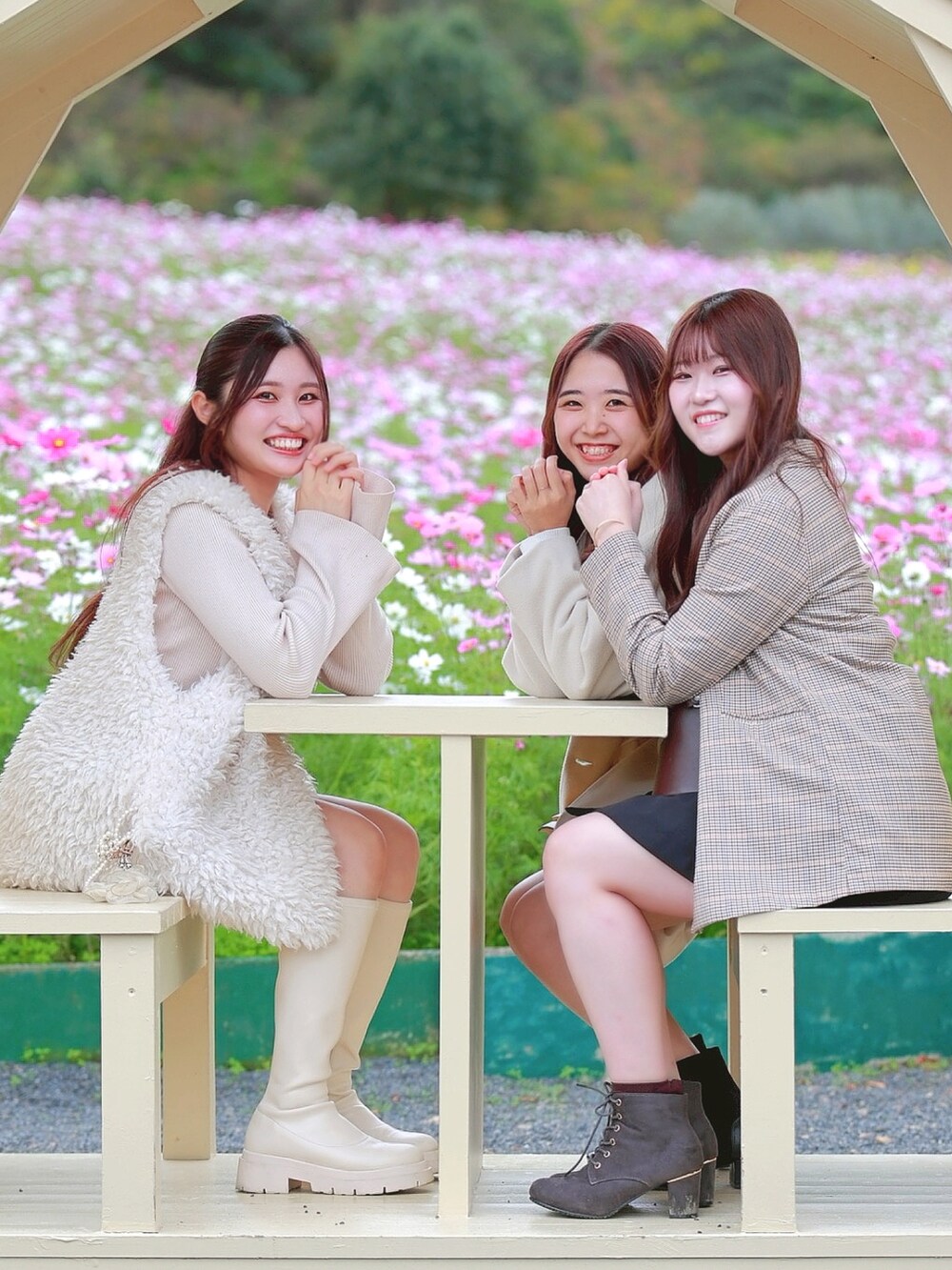 ホワイト系のニット/セーター、ホワイト系のベスト、ブラウン系のその他パンツを着用したレディースの秋コーディネートの2枚目の写真