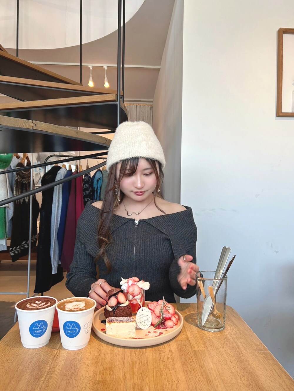 ブラック系のニット/セーター、ブラック系のその他パンツ、ホワイト系のブーツを着用したレディースの冬コーディネートの2枚目の写真